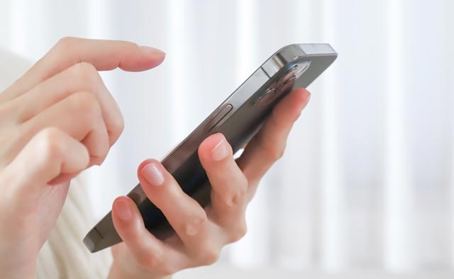 家族葬の杉並区葬儀社に電話でお問合せしようとしている人の手元。